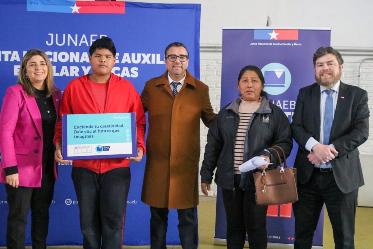 Estudiante recibe su equipo tecnológico junto a autoridades regionales.