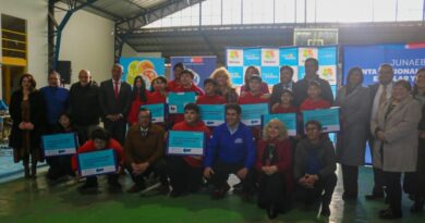 Autoridades y estudiantes durante la entrega de computadores de la Beca TIC en Hijuelas.