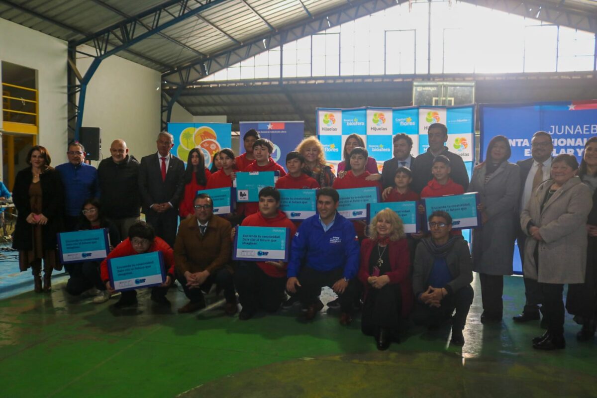 Autoridades y estudiantes durante la entrega de computadores de la Beca TIC en Hijuelas.