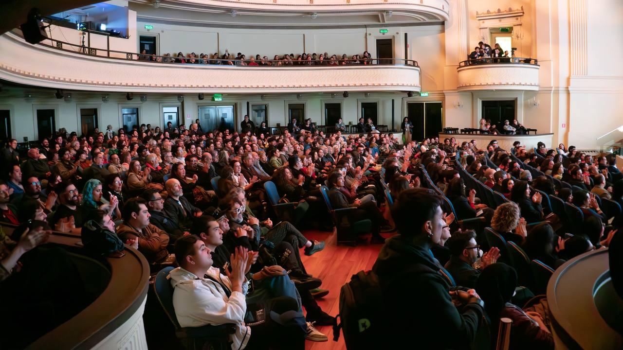Público asistente aplaudiendo durante una jornada del FICVIÑA.