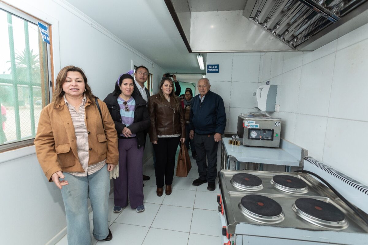 Autoridades recorren las instalaciones de la nueva cocina comunitaria equipada en Quillota.