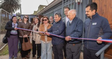 Autoridades y emprendedores realizan el corte de cinta en la inauguración de la cocina comunitaria en Quillota.