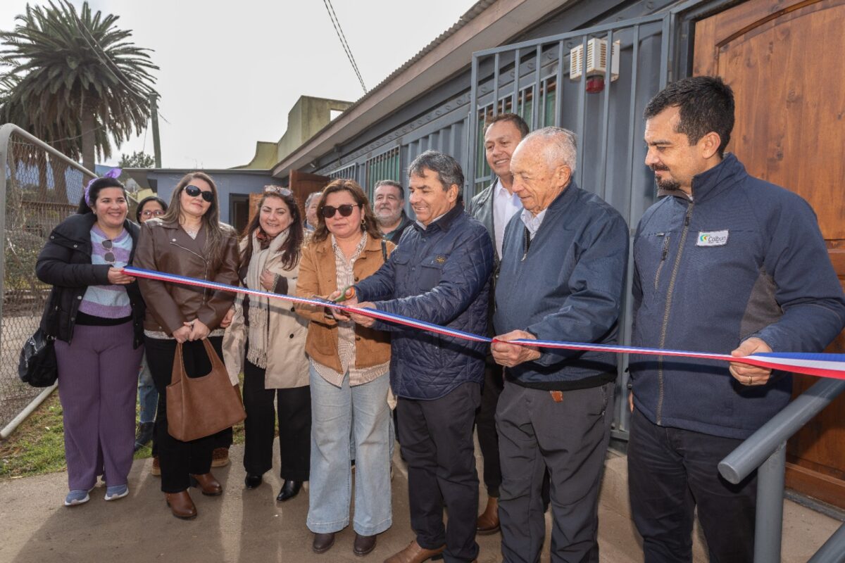 Autoridades y emprendedores realizan el corte de cinta en la inauguración de la cocina comunitaria en Quillota.