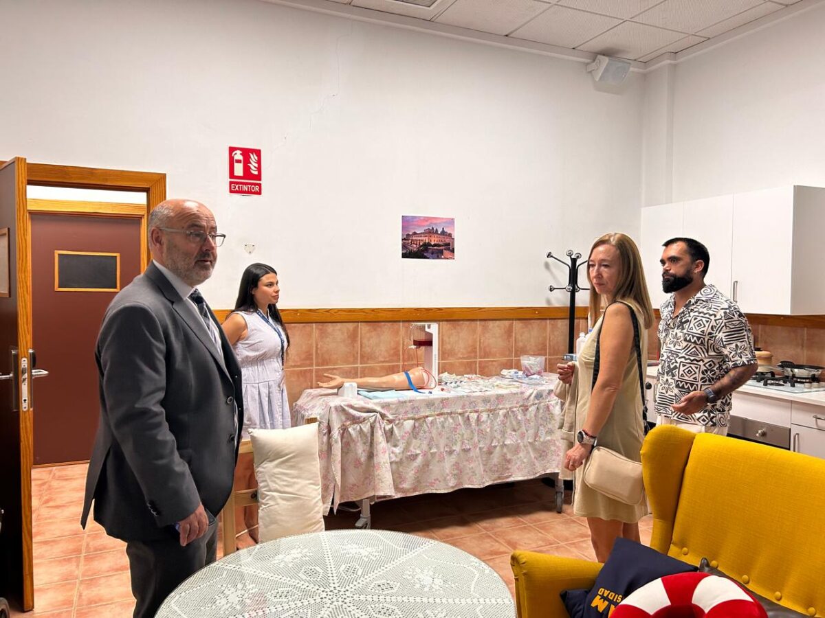 Autoridades de la UVM recorriendo las instalaciones de la Universidad Católica San Antonio de Murcia.