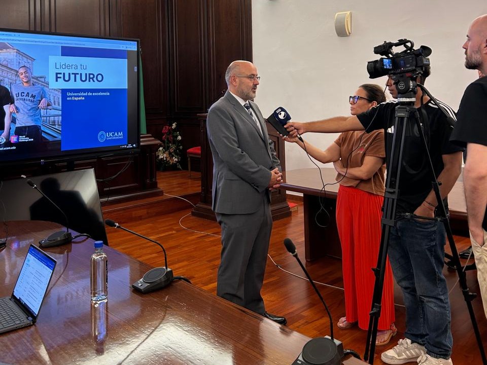 Rector de la UVM durante una entrevista en el marco de la visita institucional.
