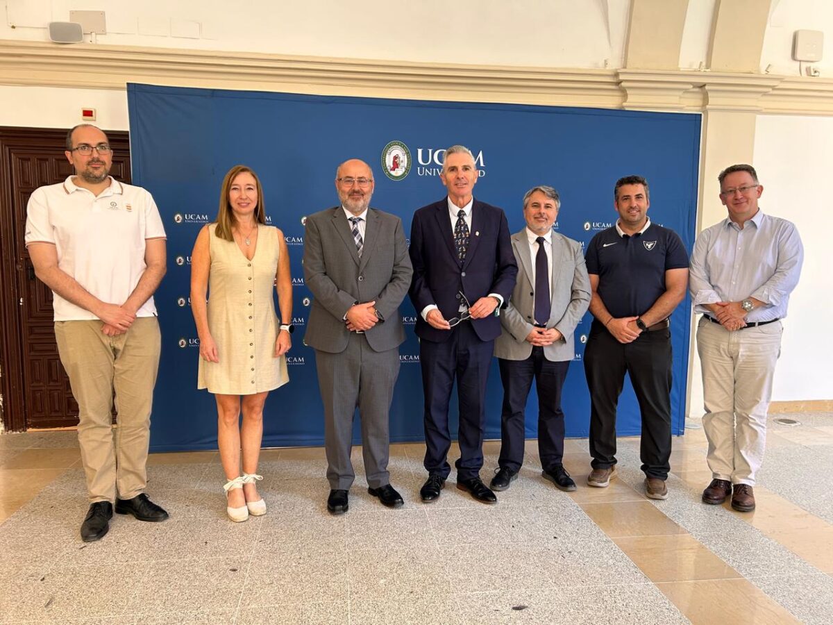 Delegación de la Universidad Viña del Mar junto a autoridades de la UCAM en España.