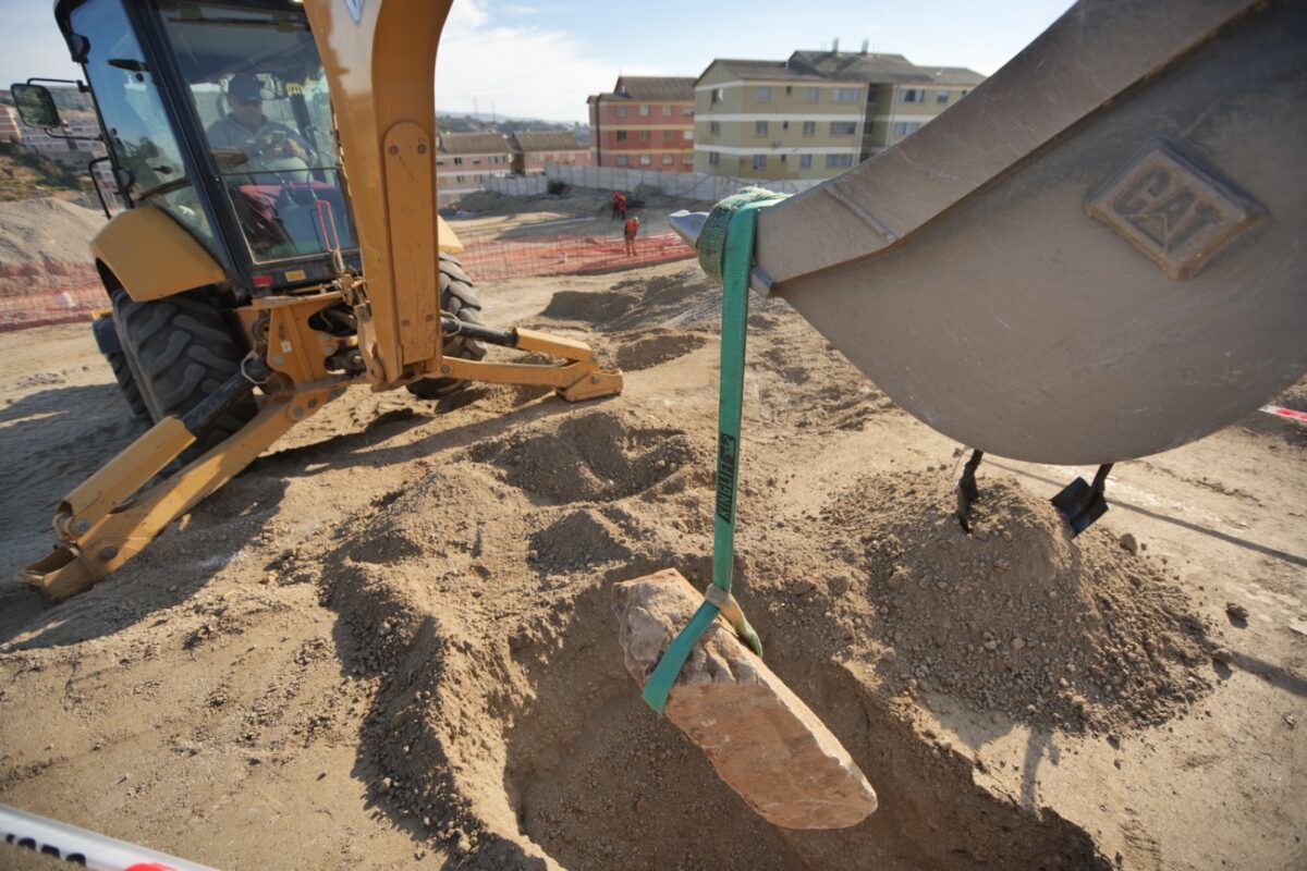 Maquinaria pesada trabajando en el terreno donde se construirán los nuevos departamentos.