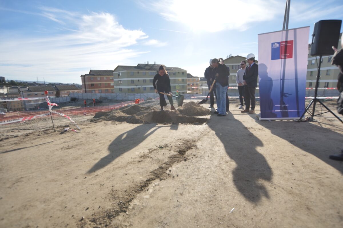 Autoridades y beneficiarios realizan la postura de la primera piedra en el terreno del proyecto.