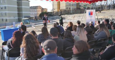 Autoridades y vecinos durante la ceremonia de inicio de obras del proyecto El Naranjillo en Valparaíso.