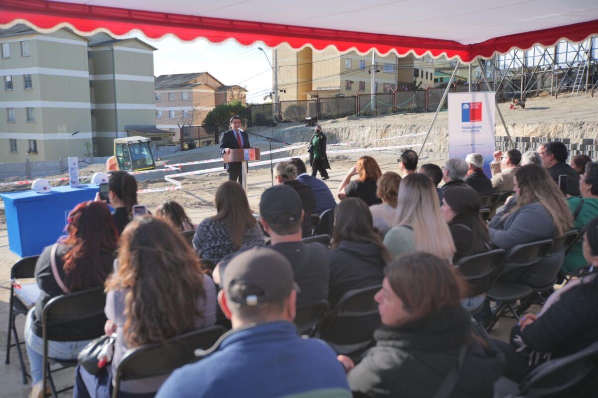 Autoridades y vecinos durante la ceremonia de inicio de obras del proyecto El Naranjillo en Valparaíso.