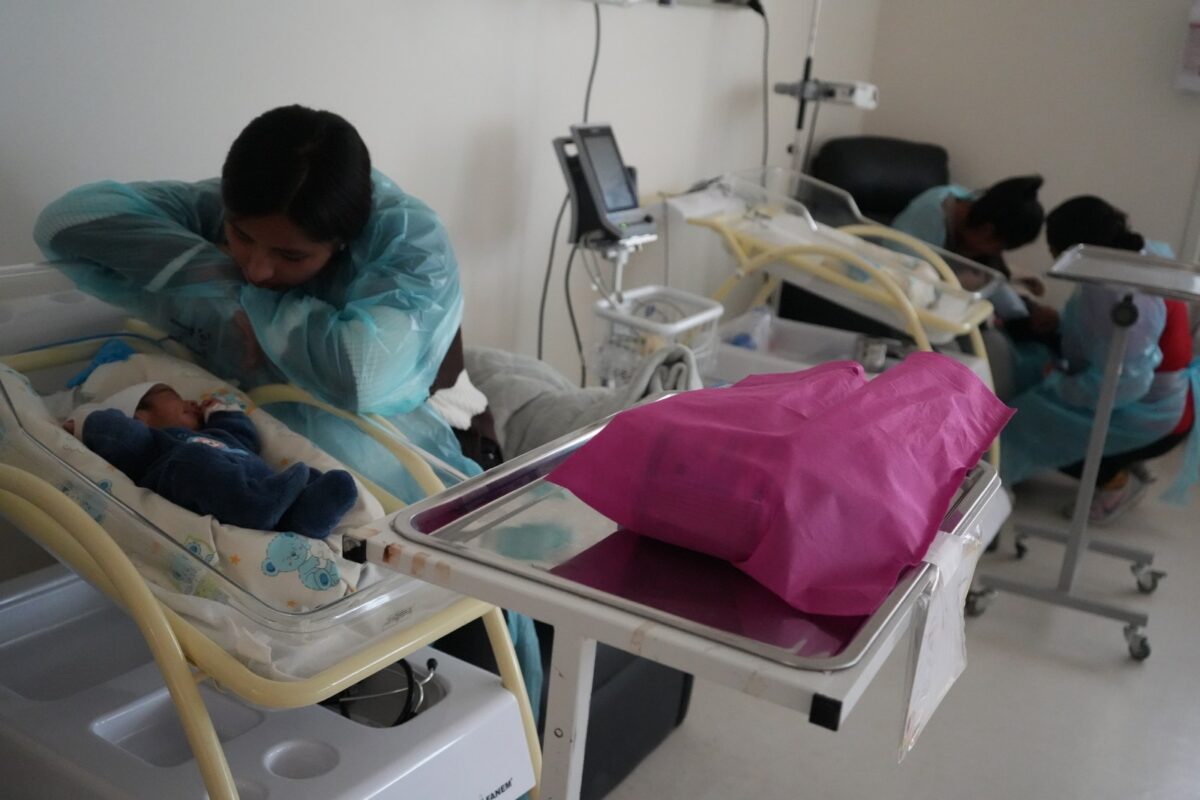 Madre acompañando a su bebé en la Unidad de Neonatología.
