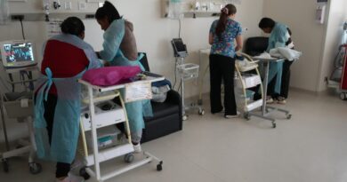 Personal de salud y familiares en la Unidad de Neonatología del Hospital Biprovincial.