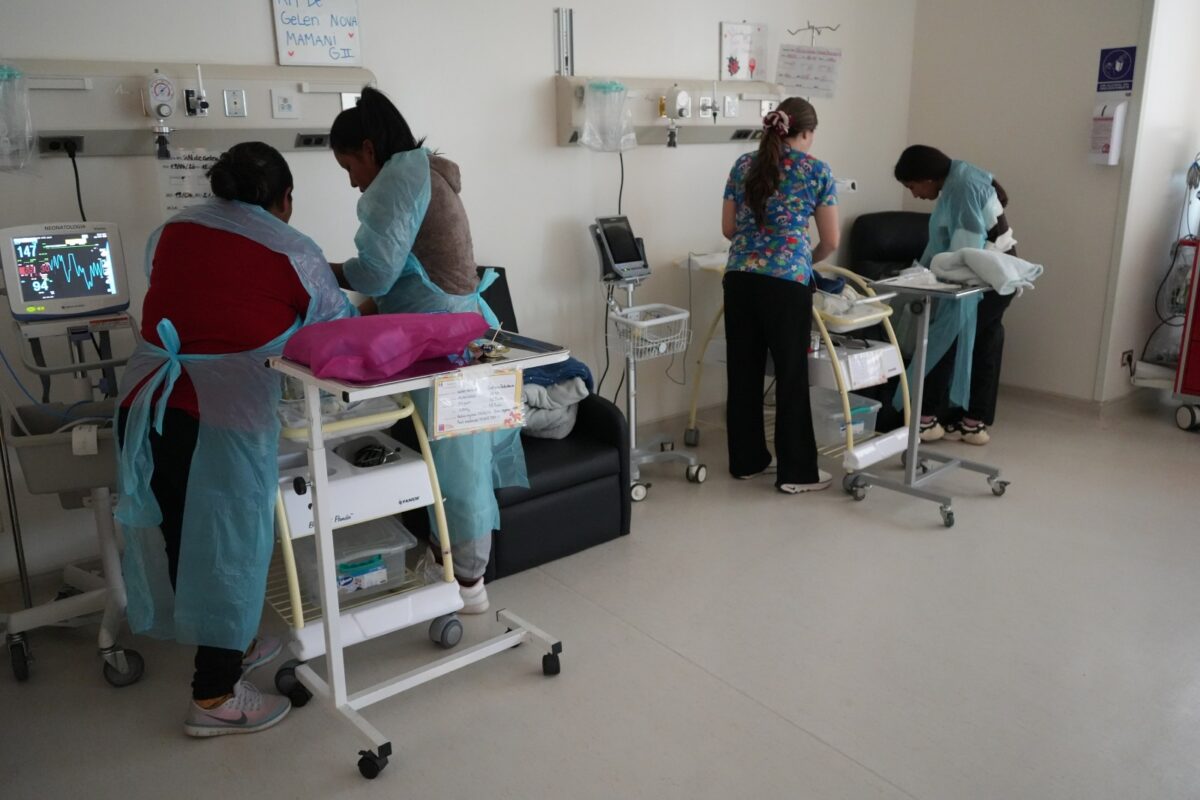 Personal de salud y familiares en la Unidad de Neonatología del Hospital Biprovincial.