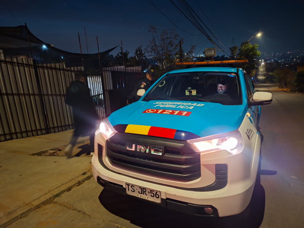 Vehículo de Seguridad Pública de la Municipalidad de Villa Alemana realizando patrullaje preventivo nocturno.