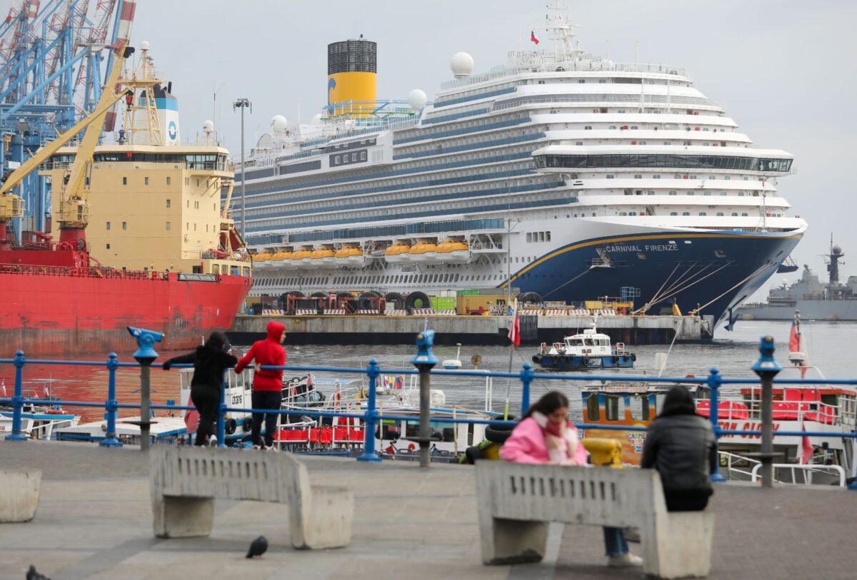 Crucero Carnival Firenze atracado en el puerto de Valparaíso.