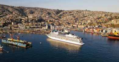 Vista aérea del puerto de Valparaíso con un crucero atracado y la ciudad de fondo.