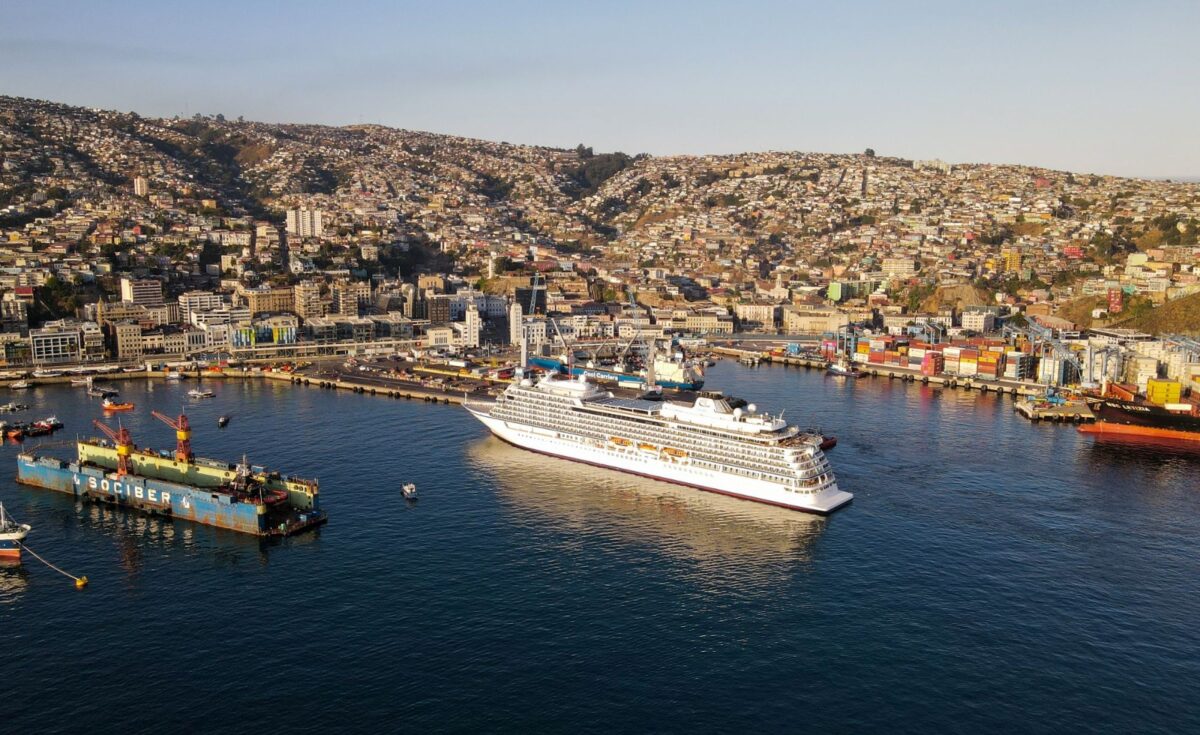 Vista aérea del puerto de Valparaíso con un crucero atracado y la ciudad de fondo.