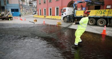 Trabajador realizando labores de reparación vial en el entorno de Plaza Wheelwright.