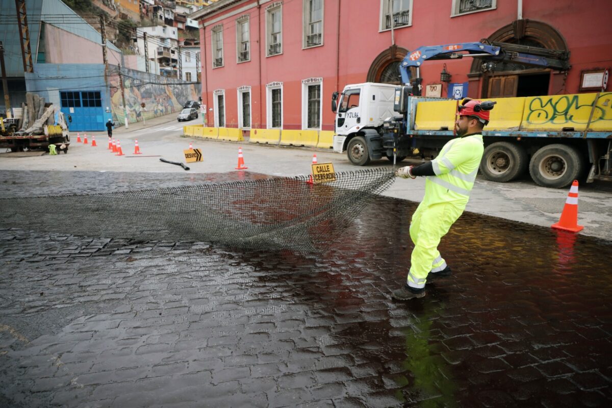 Trabajador realizando labores de reparación vial en el entorno de Plaza Wheelwright.