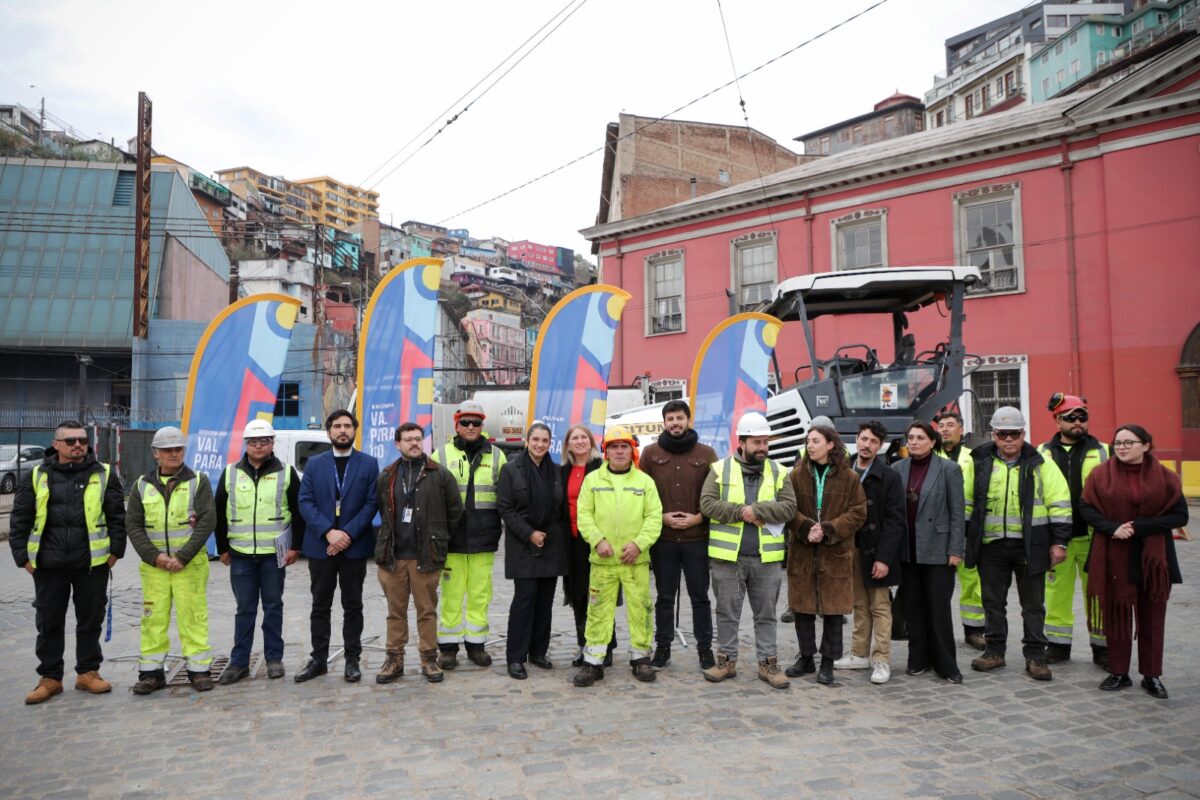 Autoridades y equipo técnico en el inicio de las obras de mejoramiento vial en Valparaíso.