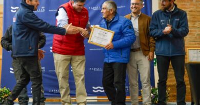 Autoridades entregan certificados de incentivos productivos a agricultores de Zapallar.