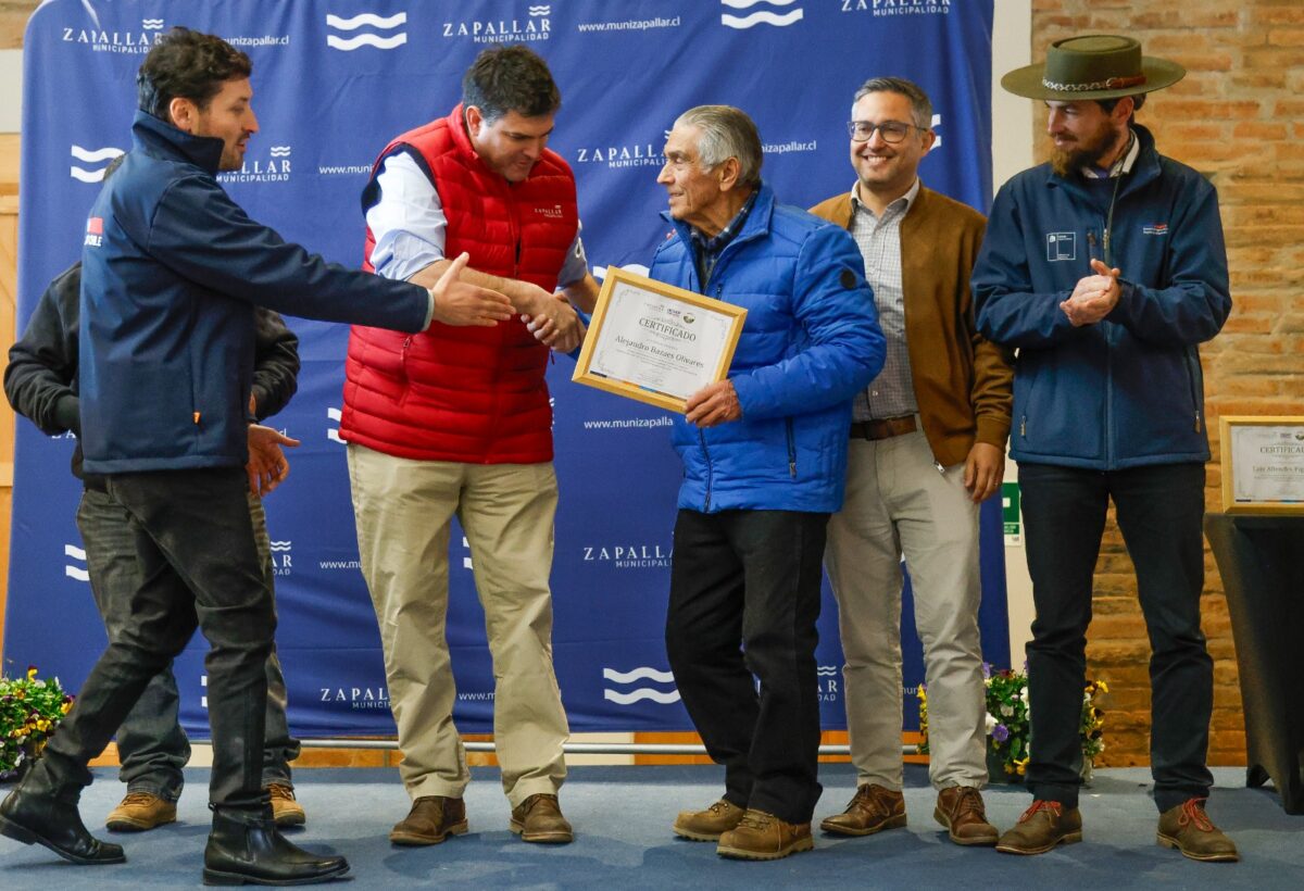 Autoridades entregan certificados de incentivos productivos a agricultores de Zapallar.