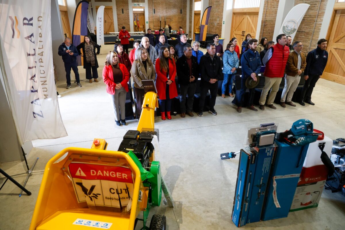 Asistentes a la ceremonia de entrega de incentivos productivos en la Ex Estación de Catapilco.