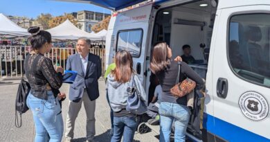 Equipo móvil del Registro Civil atendiendo a ciudadanos en un operativo en terreno.