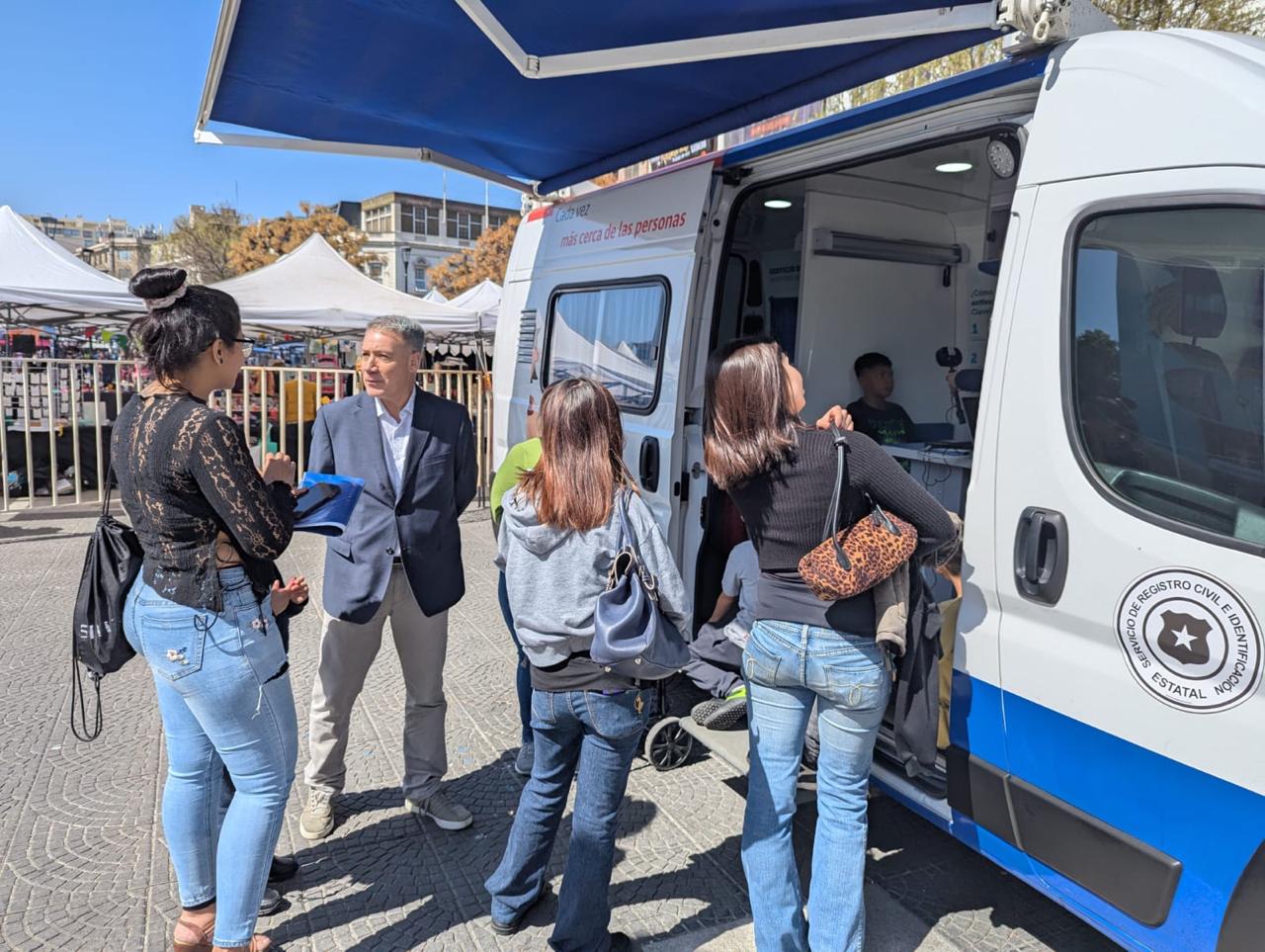 Equipo móvil del Registro Civil atendiendo a ciudadanos en un operativo en terreno.