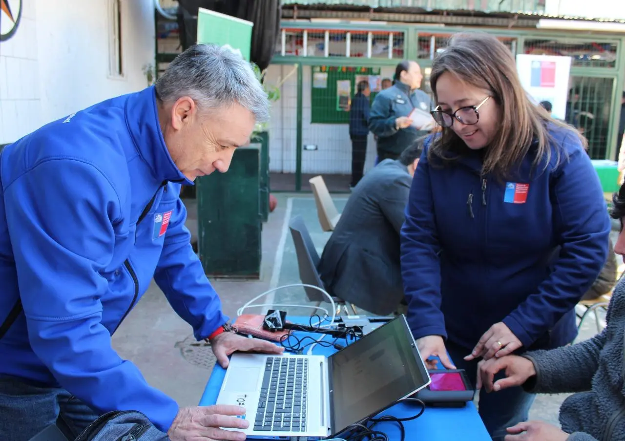 Funcionarios del Registro Civil realizando trámites digitales en terreno.