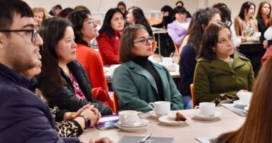 Participantes del encuentro Tejiendo Redes de Cuidado y Empleo en San Antonio durante una mesa de trabajo.