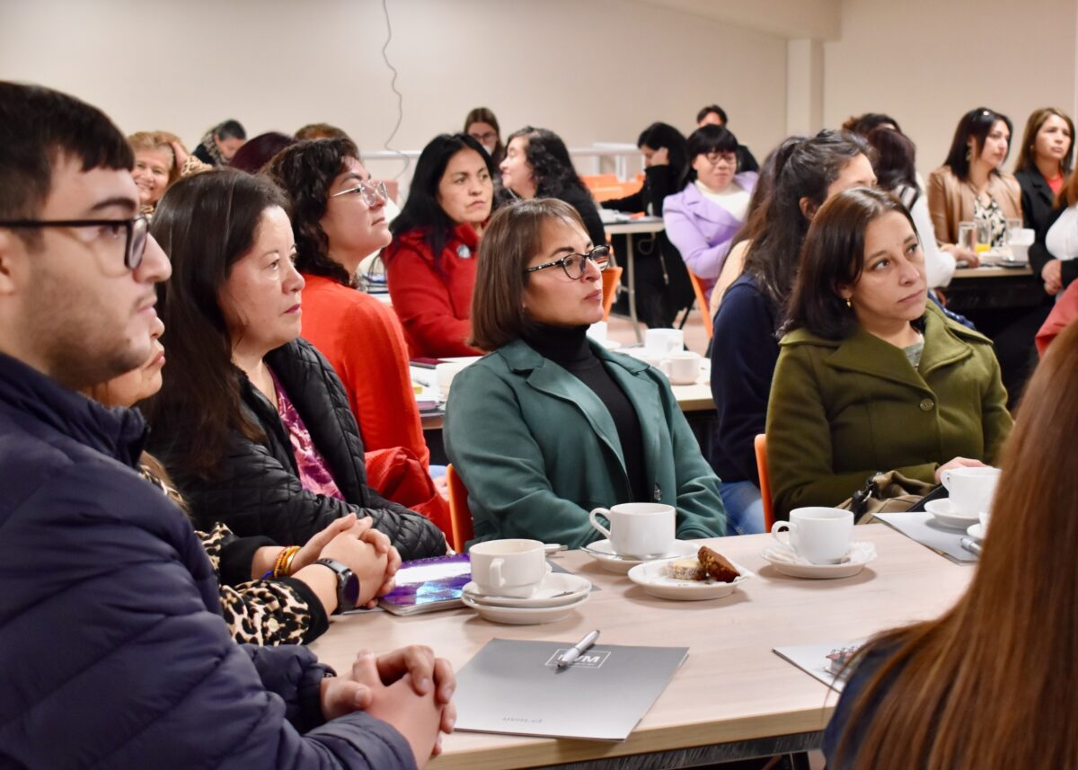 Participantes del encuentro Tejiendo Redes de Cuidado y Empleo en San Antonio durante una mesa de trabajo.