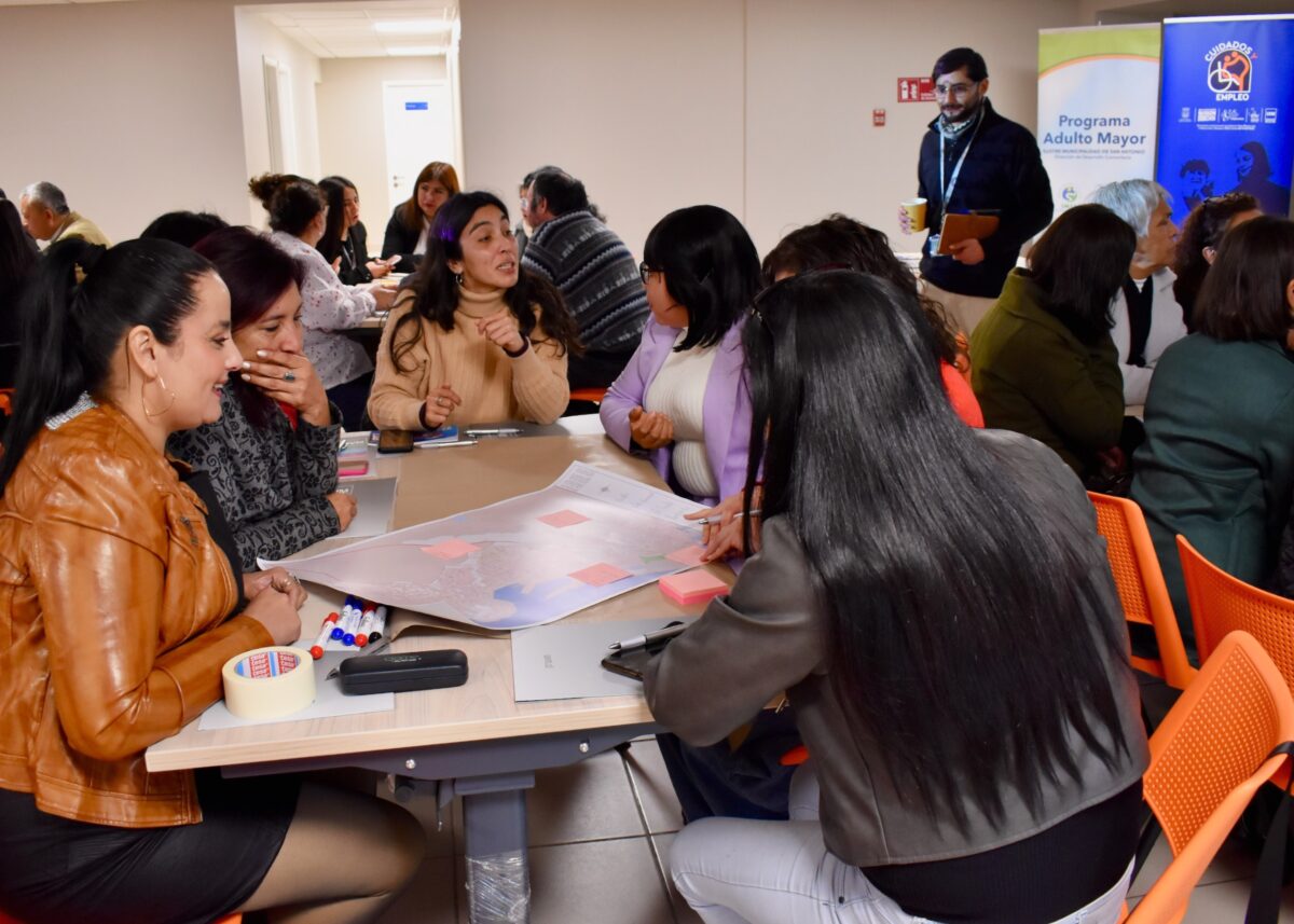 Estudiantes y representantes institucionales trabajando en el mapeo de redes de cuidado.