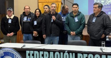Dirigentes de la Federación de Pescadores Artesanales de Bahía Narau durante una conferencia de prensa sobre el proyecto.