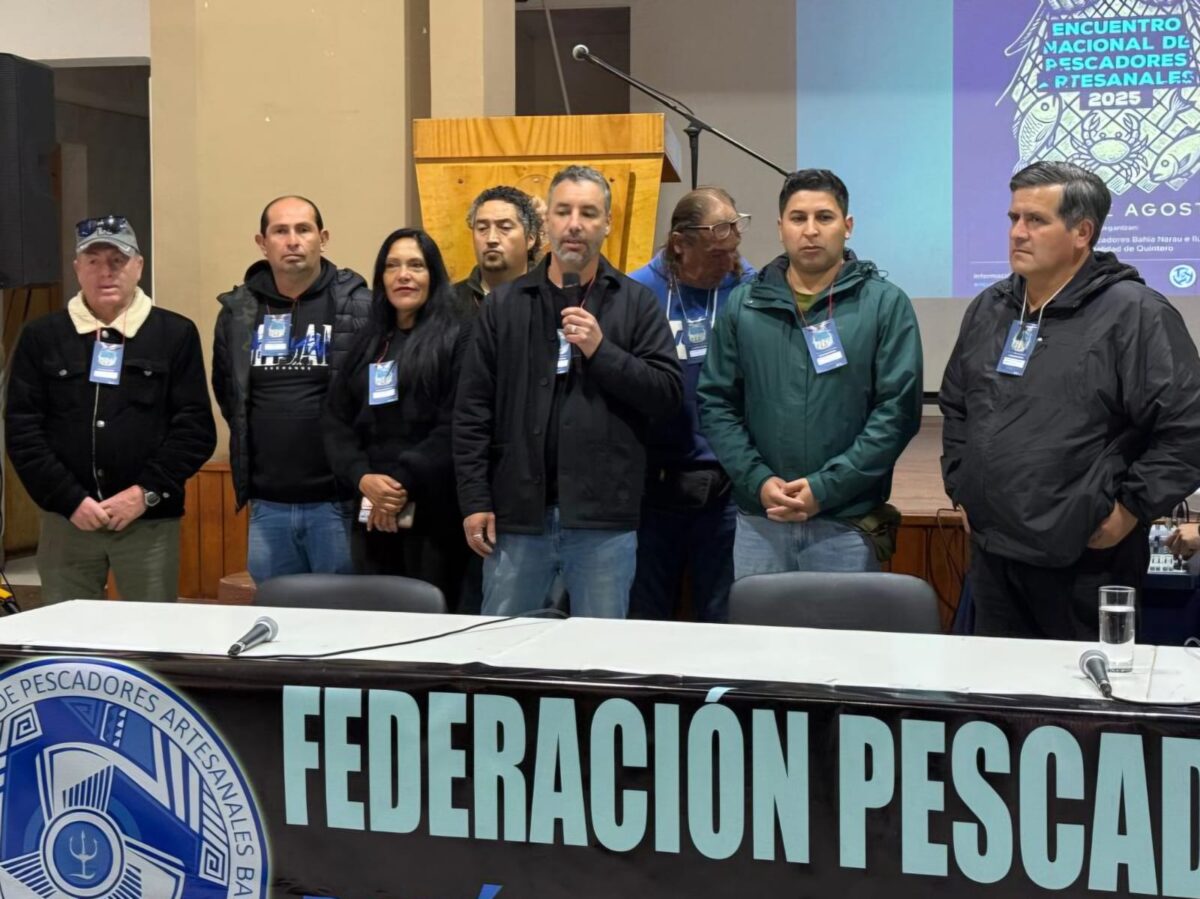 Dirigentes de la Federación de Pescadores Artesanales de Bahía Narau durante una conferencia de prensa sobre el proyecto.