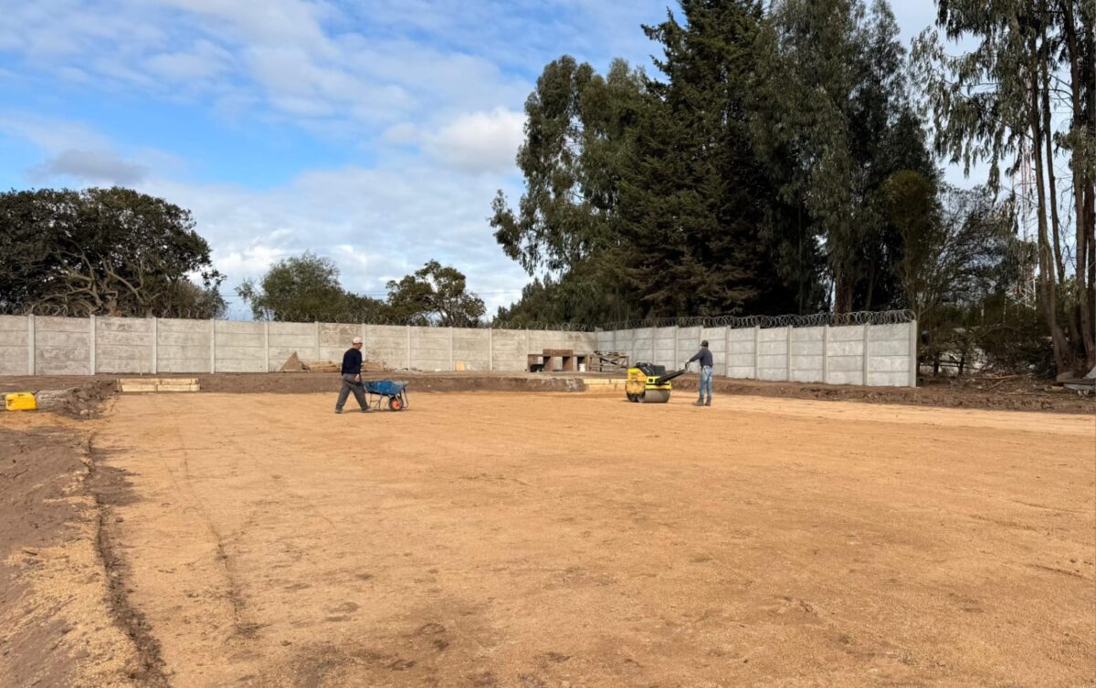 Terreno donde se emplazará la futura planta, mostrando los avances en el cierre perimetral y nivelación del suelo.