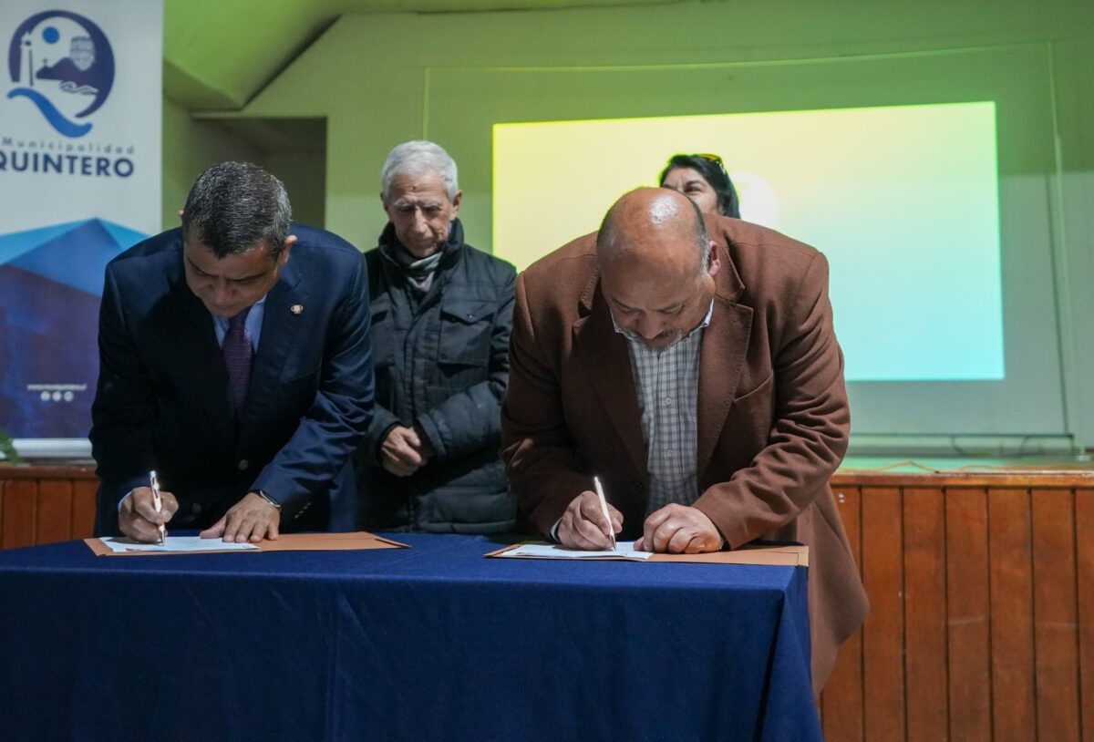 Autoridades locales durante la firma del acuerdo de seguridad en Quintero.