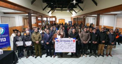Autoridades y dirigentes vecinales posan con el documento del Compromiso Comunal por la Seguridad en Quintero.