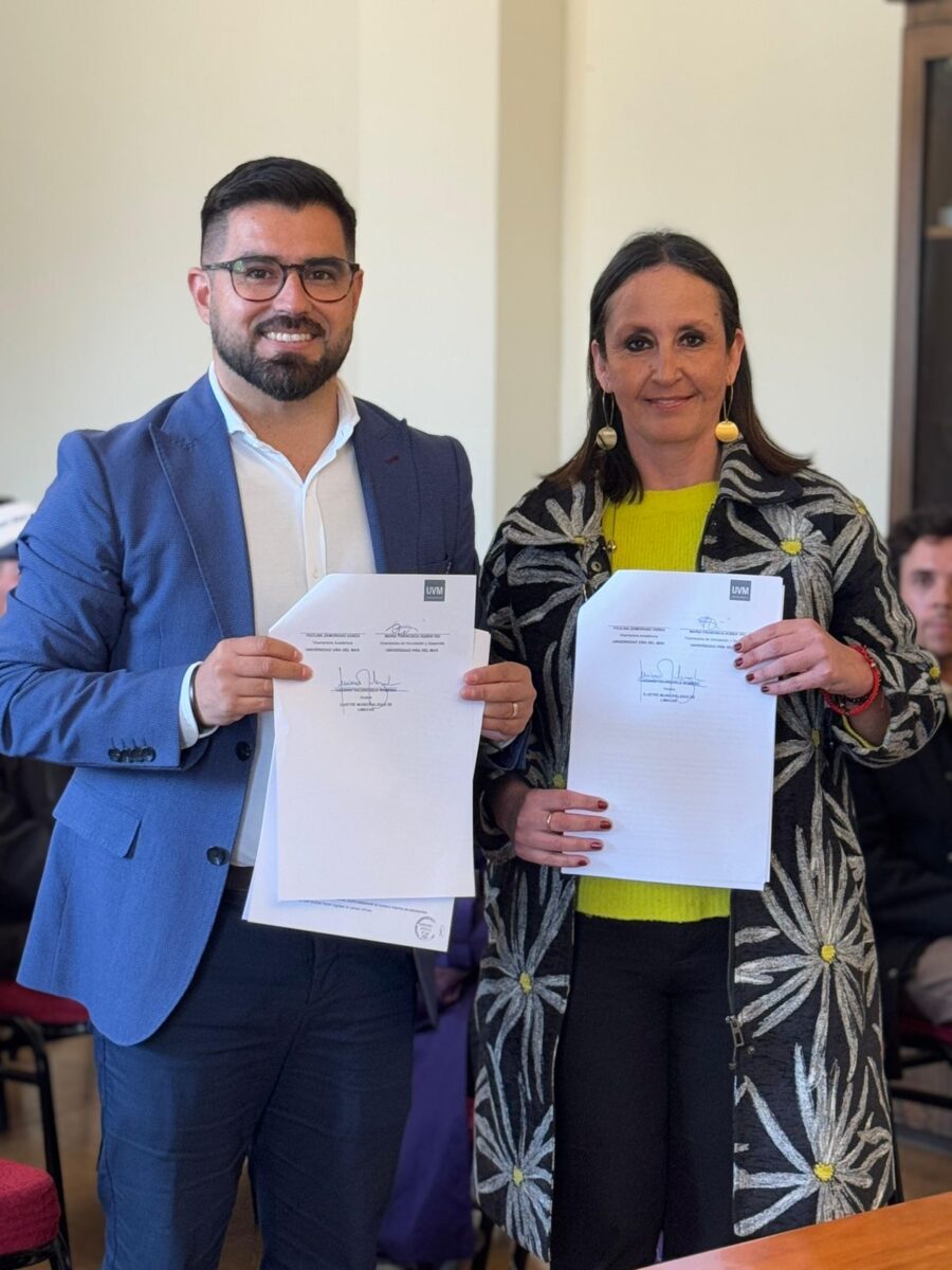 Autoridades sosteniendo el documento oficial del convenio de colaboración.