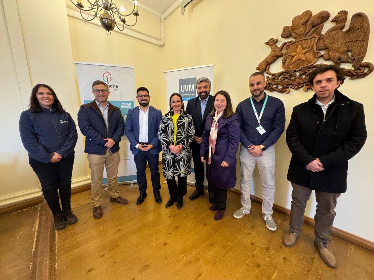 Representantes de la Municipalidad de Limache y la Universidad Viña del Mar en la ceremonia de firma.