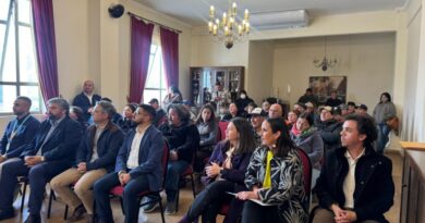 Autoridades y asistentes durante la firma del convenio entre la Municipalidad de Limache y la UVM.