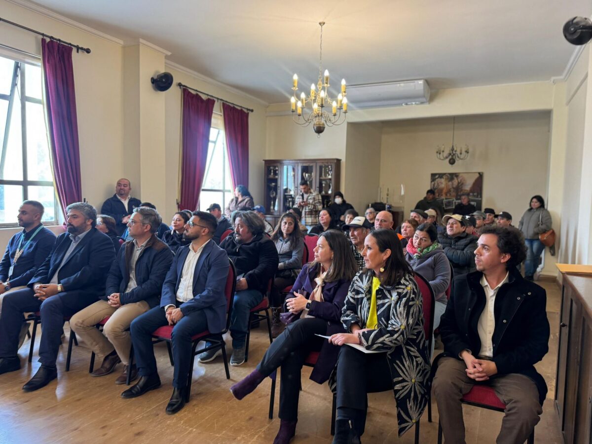 Autoridades y asistentes durante la firma del convenio entre la Municipalidad de Limache y la UVM.