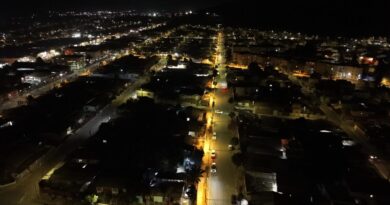 Vista nocturna de las calles de Llay Llay tras la instalación de nuevas luminarias LED.