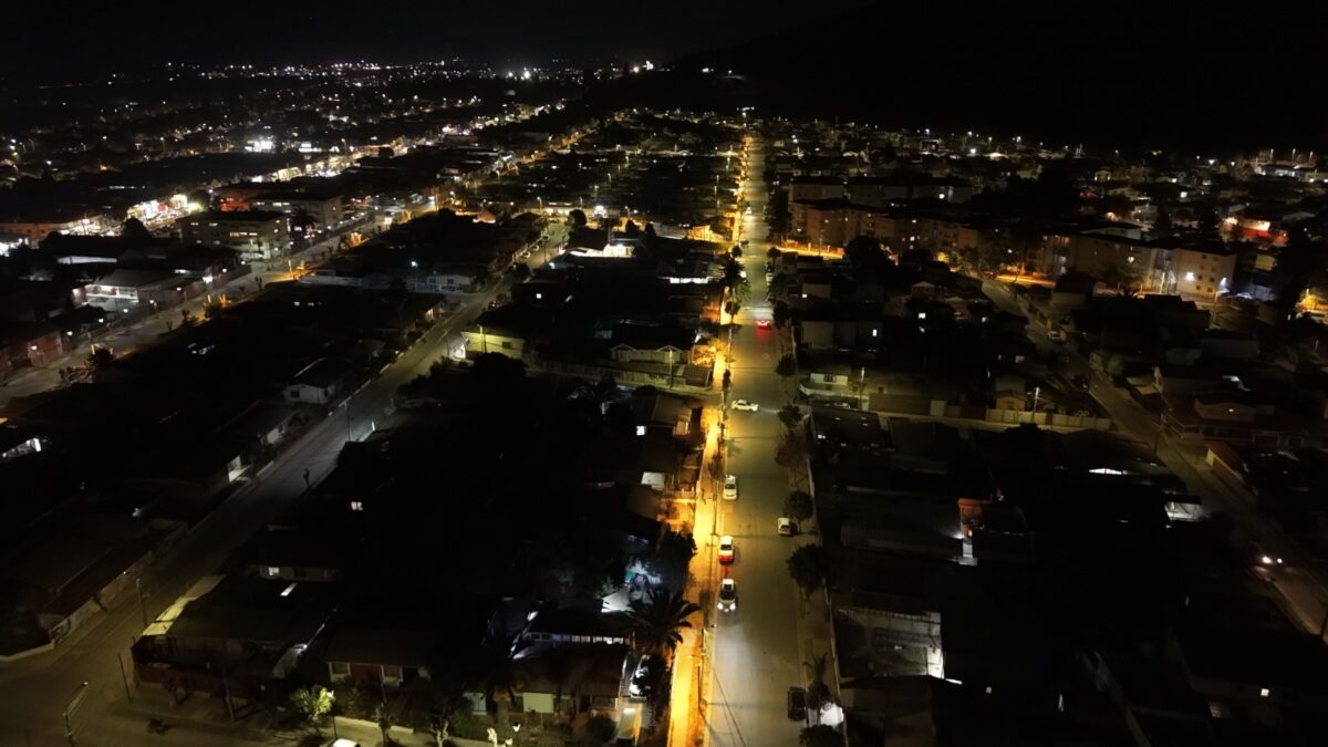 Vista nocturna de las calles de Llay Llay tras la instalación de nuevas luminarias LED.