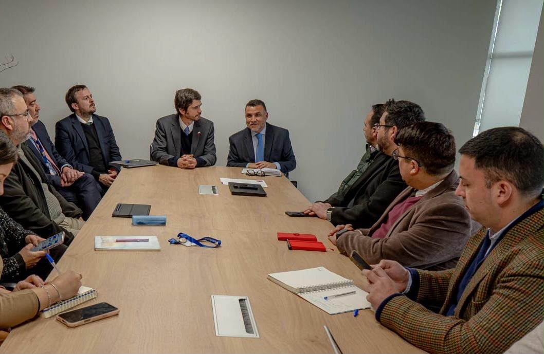 Reunión de trabajo entre autoridades y directivos del SLEP Valparaíso.