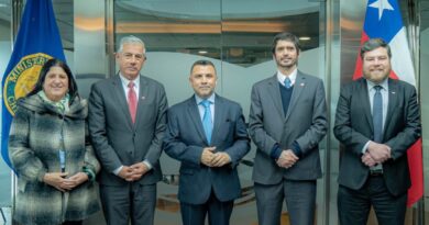 Autoridades durante la presentación del nuevo director ejecutivo suplente del SLEP Valparaíso.