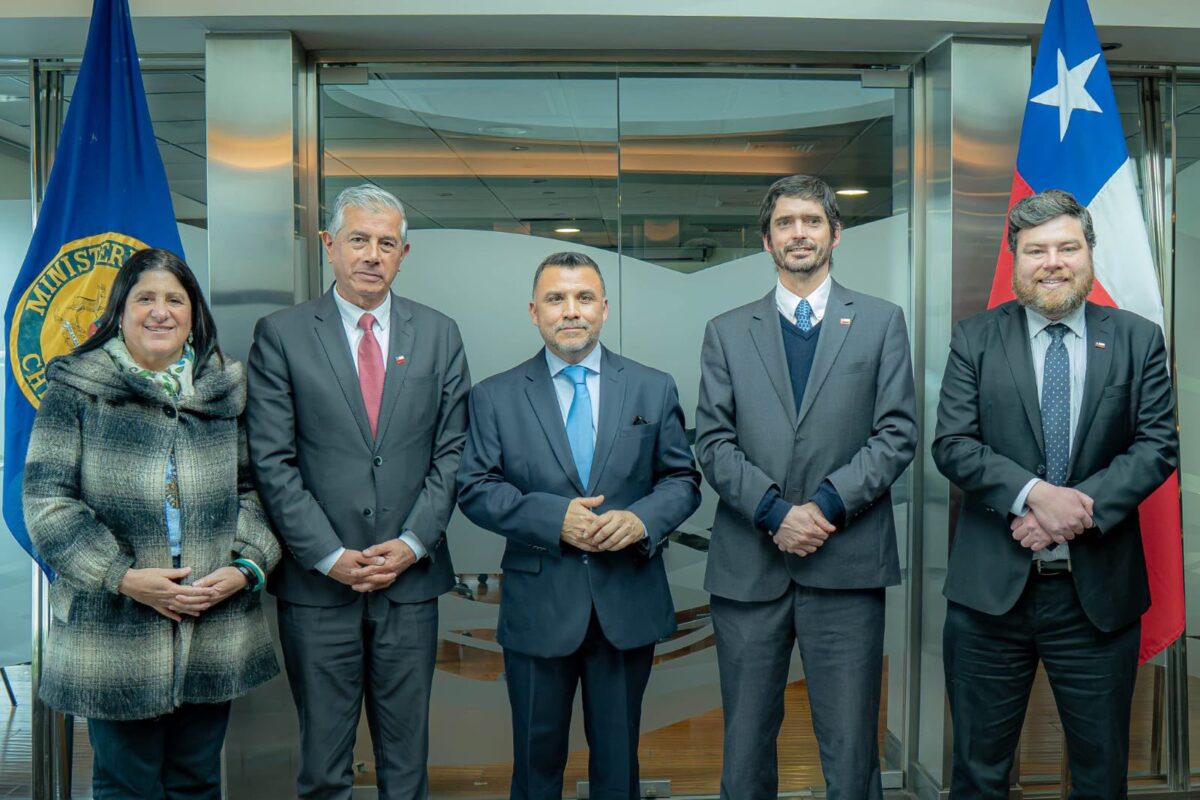 Autoridades durante la presentación del nuevo director ejecutivo suplente del SLEP Valparaíso.
