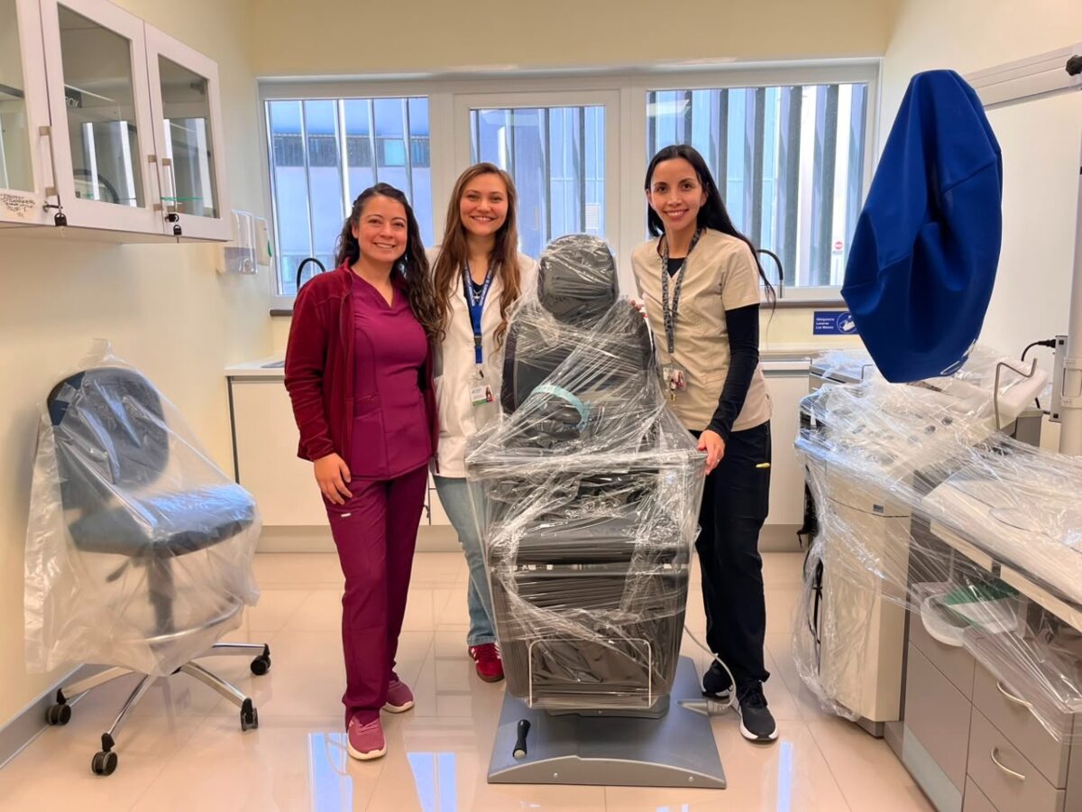 Equipo médico revisando equipamiento en una de las salas del nuevo hospital.