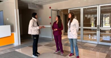 Profesionales de salud recorriendo las instalaciones del nuevo Hospital Provincial Marga Marga.