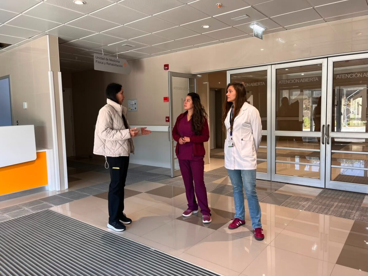 Profesionales de salud recorriendo las instalaciones del nuevo Hospital Provincial Marga Marga.